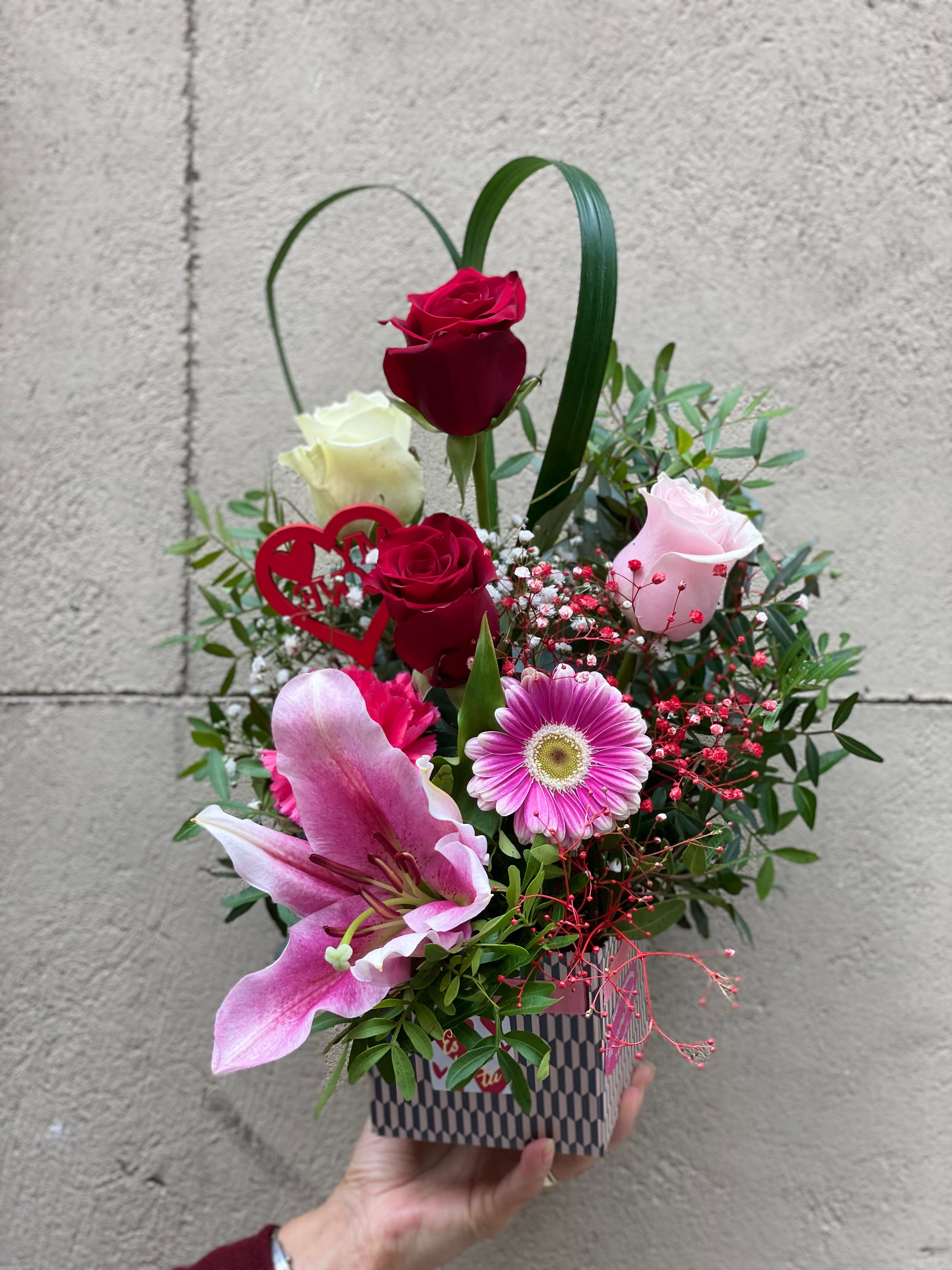 Caja de Gala: Rosas, Tulipanes y Lirios